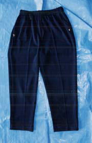 濃紺色の縦縞模様のズボン